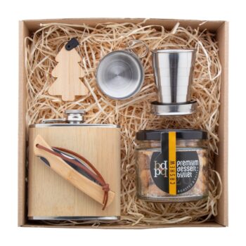 Jagare coffret cadeau spiritueux - Set cadeau spiritueux dans une boîte cadeau en carton kraft avec remplissage en laine de bois et ruban rouge. Comprend : Une gourde "Borester" ; une tasse pliable "Nautilus" ; des noix de cajou grillées-salées "Premium Dessert Bullet" (90 g) ; un couteau de poche "Sultan"; Porte-clé de Noël "Fjerny". - Hongrie - noel - cadeaux fin de d'année