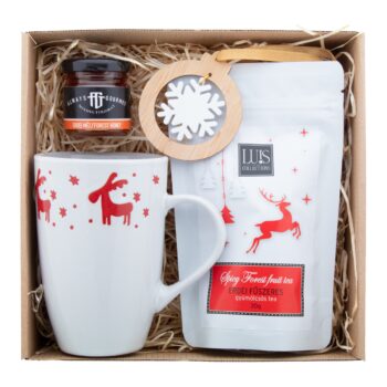 Teehetki set cadeau thé - Set cadeau thé dans une boîte cadeau en carton kraft avec remplissage en laine de bois et ruban rouge. Comprend : Un mug de Noël "Lempaa" ; un thé aux fruits des bois épicé "Luis" (30 g) ; un miel des bois "Always Gourmet" (50 g) ; une décoration de sapin de Noël "DoubleTree". - Hongrie - noel - cadeaux fin de d'année