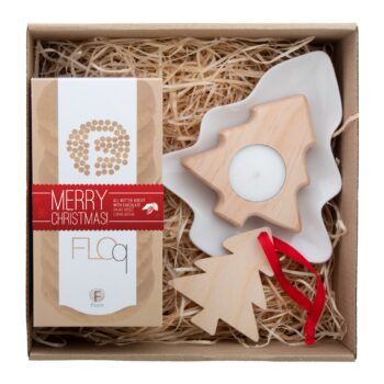 Smorka coffret cadeau biscuits - Coffret cadeau de biscuits dans une boîte cadeau en carton kraft avec remplissage en laine de bois et ruban rouge. Comprend : Une assiette "Jokkmokk" ; un biscuit artisanal "Floq" tout beurre avec chocolat (160 g) ; une bougie "Deram" ; une décoration de sapin de Noël "Woxmas" - Hongrie - noel - cadeaux fin de d'année