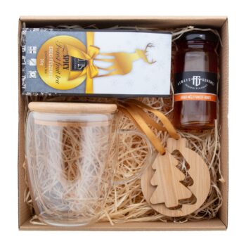 Stamsund set cadeau thé - Set cadeau thé dans une boîte cadeau en carton kraft avec remplissage en laine de bois et ruban rouge. Comprend : Un mug thermos en verre "Grobina"