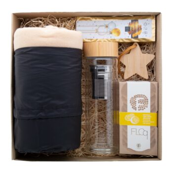 Hokoku coffret cadeau de voyage - Coffret cadeau de voyage dans une boîte cadeau en carton kraft avec remplissage en laine de bois et ruban rouge. Comprend : Une couverture polaire en RPET "Kayla" ; une thermos en verre "Andina" ; un thé aux fruits des bois épicé "Luis" (30 g) ; des biscuits artisanaux au beurre et au citron "Floq" (150 g) ; une décoration de sapin de Noël "Holonda". - Hongrie - noel - cadeaux fin de d'année