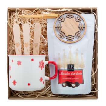 Sjokolade coffret cadeau chocolat chaud - Set cadeau chocolat chaud dans une boîte cadeau en carton kraft avec remplissage en laine de bois et ruban rouge. Comprend : Tasse de Noël "Nakkala" ; cuillères à chocolat chaud "Choc-O-Lait" - 3 pièces ; amandes au chocolat noir "Luis" (70 g) ; décoration de sapin de Noël "Lundamo". - Hongrie - noel - cadeaux fin de d'année